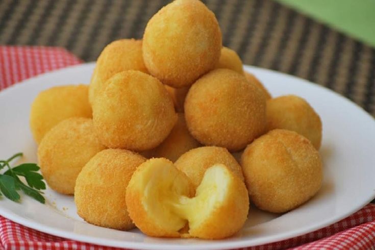 Bolinha de queijo dourada com recheio derretido — salgado congelado Croc Salgados